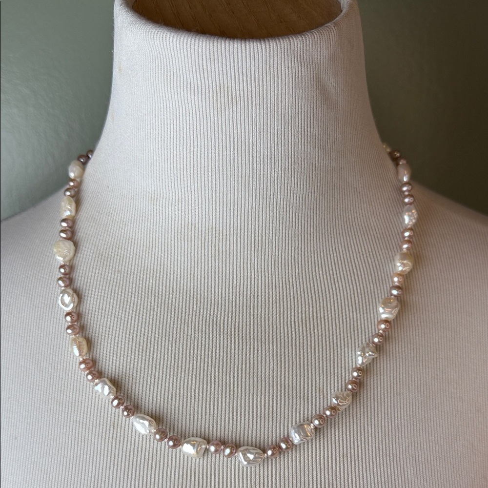 Elegant Pearl Necklace - Picture 4 of 8